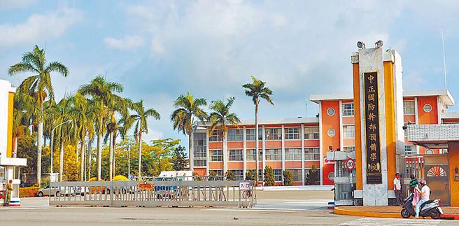 中正预校遭知情人士爆料，自5月11日隐匿有呼吸道感染学生上下学，令65名学生发生群聚感染。高雄市卫生局表示，校方未依规定落实通报、且违反传染病防治法，将依法开罚1万2000元，并则令群聚感染班级停课1周。（本报资料照片）