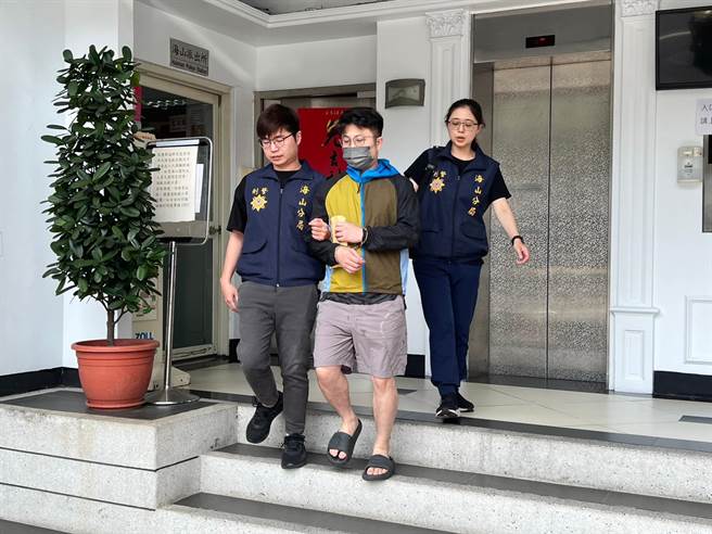 海山分局逮捕涉嫌担任诈骗集团车手的香港籍陈姓男子。（王扬杰摄）
