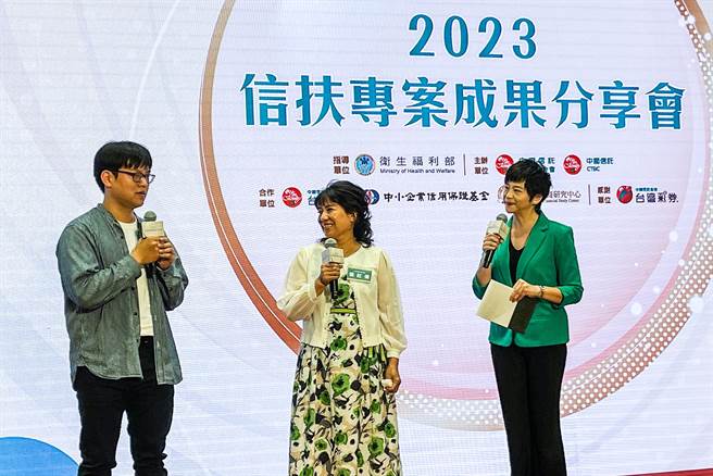 张红伟（中）和儿子分享加中国信托慈善基金会信扶专案，让她成功创业改善家境的奋斗故事。（新竹县政府提供／罗浚滨新竹传真