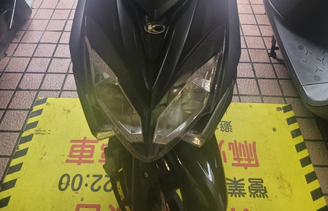 一楼店家外「公告通道」遭民眾屡次停车，女子向对方好言相劝，竟反遭回呛。（翻摄自脸书爆料公社二社）