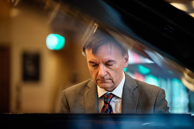 曾经以拉赫玛尼诺夫全本协奏曲专辑获得英国留声机大奖的钢琴家史蒂芬．贺夫，在疫情后再度来台。（国家交响乐团提供）