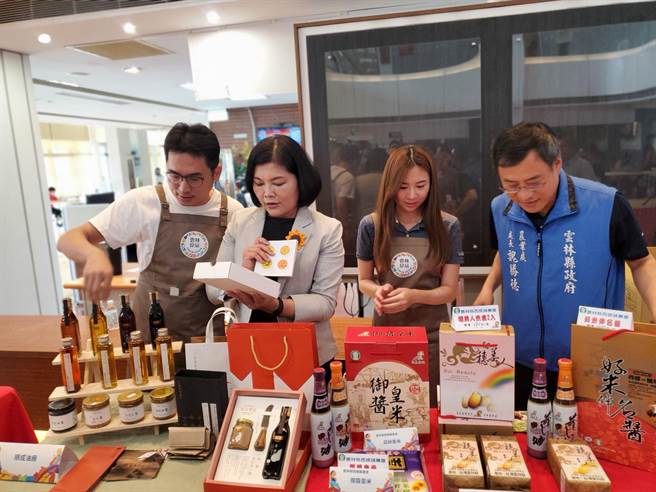 台北国际食品展将于14日至17日在台北南港展览馆举行，县府7日举行记者会展示17厂商的产品。（周丽兰摄）