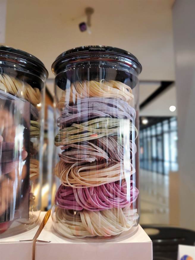 做成婚礼小物的日晒蔬果麵。（周丽兰摄）