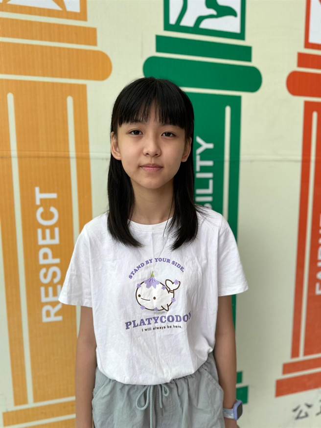 建德国小学生李沛洁，其爸妈皆为听障人士，在面对他人异样眼光时展现出比同龄孩子更成熟的态度与想法。（桃园市教育局提供／陈梦茹桃园传真）