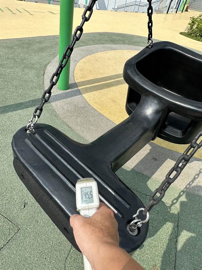 台中市议员蔡耀颉的助理到太平马卡龙公园现场实测，下午2点左右盪秋千座椅温度高达45.5度。（蔡耀颉提供／张亦惠台中传真）