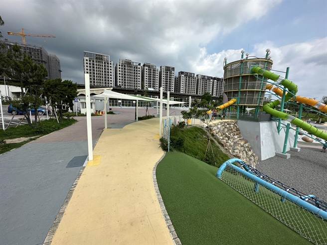 台中市议员蔡耀颉认为，市府新设的遮阳棚遮阴面积过小，要求改善。（蔡耀颉提供／张亦惠台中传真）