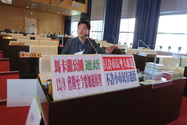 台中市议员蔡耀颉要求市府改善公园的遮阴。（张亦惠摄）