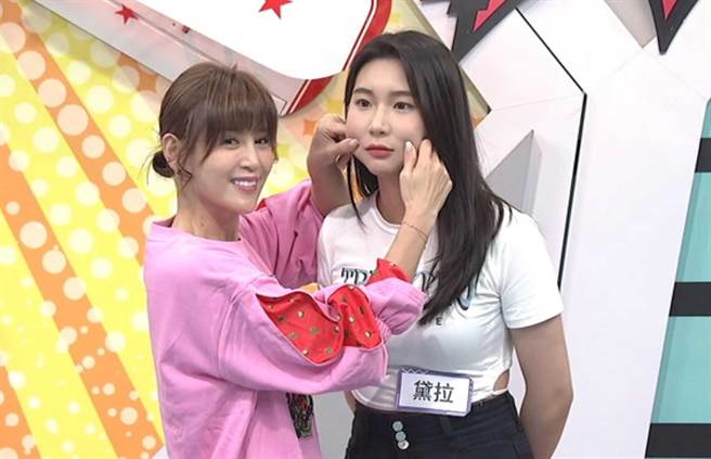 郑仲茵（左）带女儿黛拉一同上《小明星大跟班》。（中天提供）