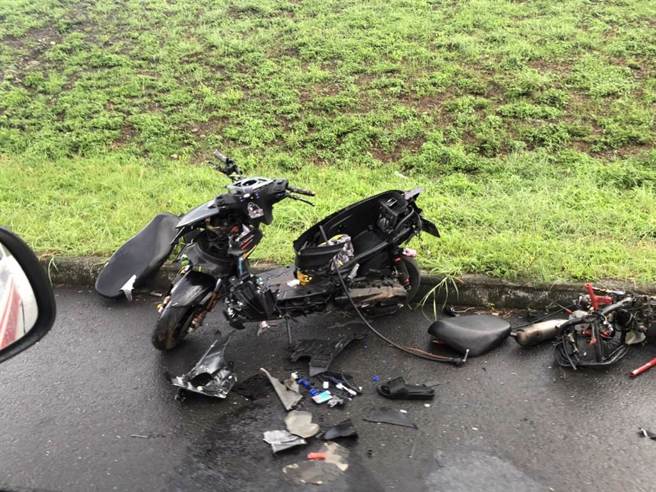 屏东县高树车祸现场聚集不少围观民眾，警方怀疑有竞速情形。（屏县消防局提供）