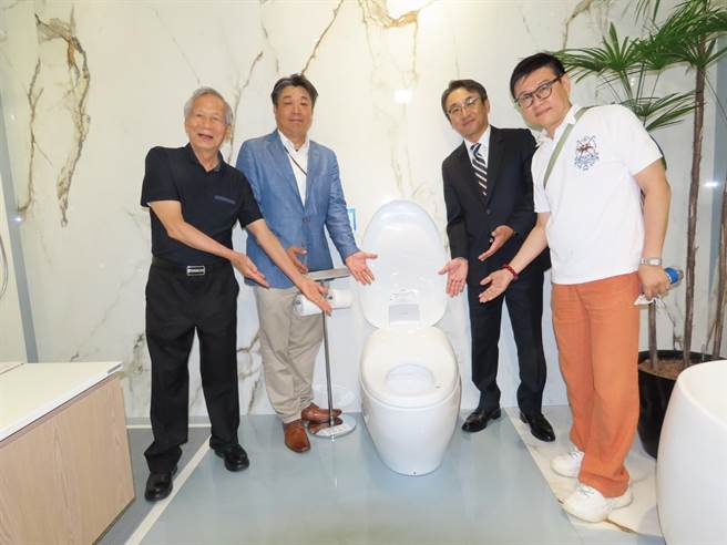 日本百年卫浴品牌TOTO与义大利精品磁砖集团一砖贸易精品磁砖合作，在台中设置复合式旗舰店，以宽敞展间陈列多款顶级卫浴设备。（冯惠宜摄）