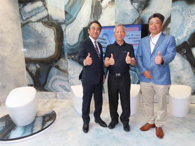 日本百年卫浴品牌TOTO与义大利精品磁砖集团一砖贸易精品磁砖合作，在台中设置复合式旗舰店，以宽敞展间陈列多款顶级卫浴设备。（冯惠宜摄）