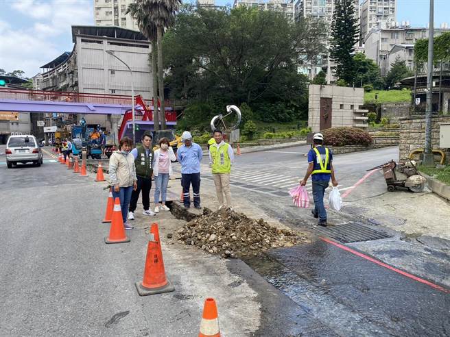 ▲基隆市中山区中和国小前正在进行瓦斯管线埋设工程，但3天内竟出现2次误挖自来水管而漏水问题。市议员张秉钧（右一）、市议员宋玮莉（中）及市议员施伟政（左二）均到场关心。张秉钧质疑，施工前是否有先跟水公司索取水管图资及进行试挖，否则为何三天内就挖破两次水管。（摘自张秉钧脸书／徐佑升基隆传真）