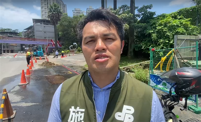 ▲市议员施伟政表示，台水当初疑似没有按图施工，才导致厂商误挖管线，而如此频繁停水又供水，也容易使附近大型集合式社区抽水马达损坏。（徐佑升摄）