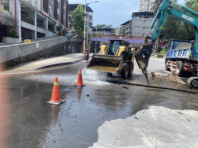 ▲施工单位5日挖破自来水管线之情形，没想到7日又挖破一次。（施伟政办公室提供／徐佑升基隆传真）