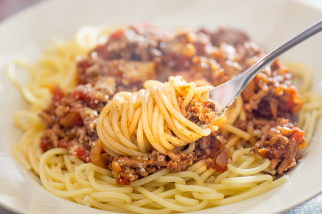 营养师余朱青指出，若将义大利麵酱料的热量由高至低排名，依序为白酱、青酱、红酱、清炒。（示意图／shutterstock）