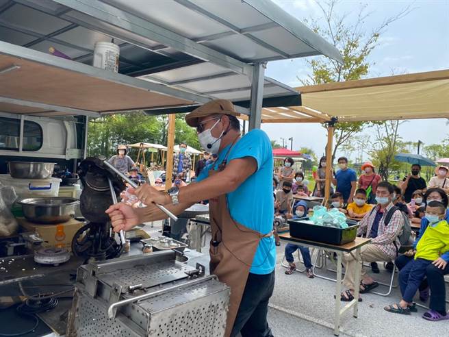 民眾近距離欣賞爆米香製作。（台南市政府提供／張毓翎台南傳真）