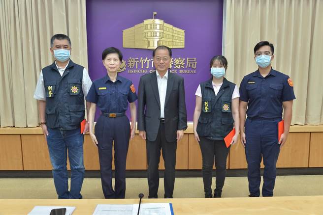 警政署长黄明昭（中）7日到新竹市警察局举行座谈会，同时颁发团体及破获重大刑案慰勉金。（新竹市警局提供／陈育贤新竹传真）