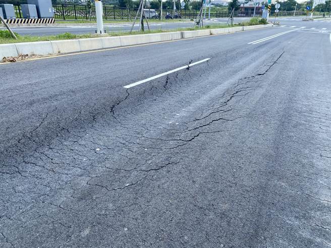 桃园市大园区航城路二段第1期道路，路面出现严重凹陷情形。（蔡明亘摄）