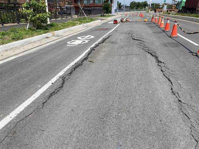 桃园市大园区航城路二段第1期道路，去年11月才通车，近日民眾却发现，多处路面龟裂损坏。（蔡明亘摄）