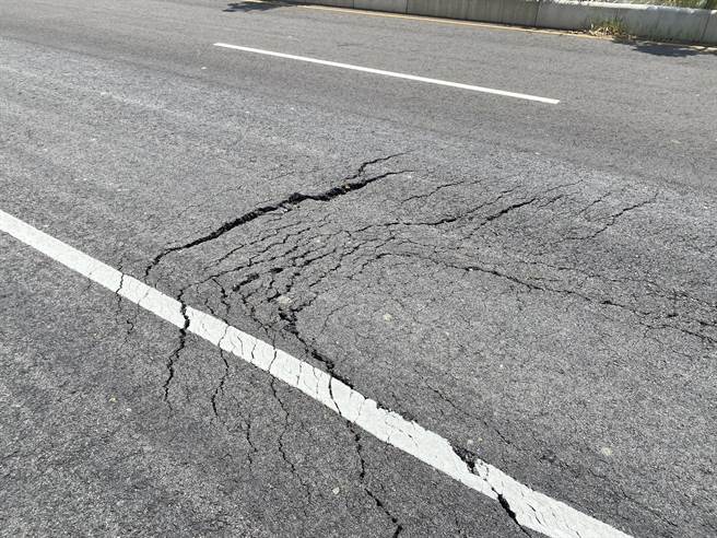 桃园市大园区航城路二段第1期道路通车后多处损坏，影响行车安全。（蔡明亘摄）