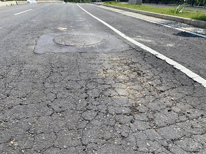 桃园市大园区航城路二段第1期道路通车后多处损坏，地方盼加速修缮。（蔡明亘摄）