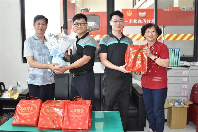 刘男（左一）与妻子（右一）前往田尾消防分队，向余尚谚（左二）、许胜鑫（右二）二位救命恩人致谢。（彰基提供／孙英哲彰化传真）
