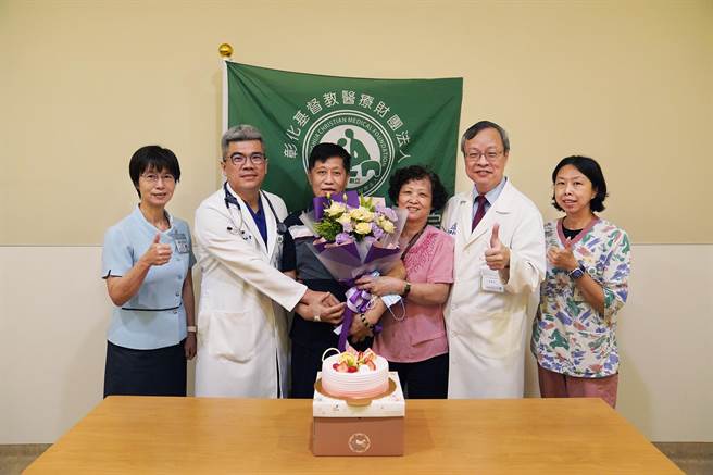员基院长李国维（右二）祝贺刘男（左三）喜获重生，并表示119的即时反应功不可没。（彰基提供／孙英哲彰化传真）