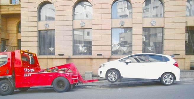 男子爱车因停超出车格遭拖吊，无奈表示「前车是否要负点责任」。图非当事车辆。（示意图/中时资料照）