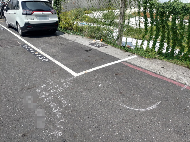 男子爱车因停超出车格遭拖吊，无奈表示「前车是否要负点责任」。图非当事车辆。（翻摄自脸书爆料公社）