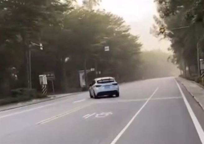 金门1台白色自小客车在伯玉路上嚣张蛇行，遭检举查证属实开罚24000元并吊扣该车牌照6个月。(图／警方提供)