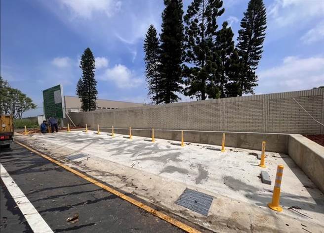 内政部营建署点名桃园校园周边人行改善提案率低，桃市府澄清，36件列管案中已有23件经教育部同意解除列管，像是仁美国中增设家长接送区，就由市府自编预算完成。（市府提供／蔡依珍桃园传真）