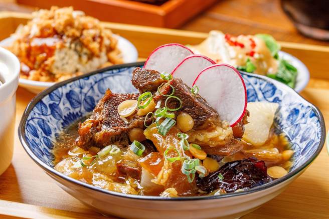 老屋餐厅《稻舍食馆》推出结合大稻埕中药行红枣及黑枣炖煮而成「双枣炖牛颊肉饭」。（北市观传局提供／张芷瑜台北传真）