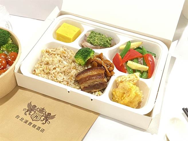 汉普顿酒店全新餐厅《柒洋楼》，推出以秘制东坡肉、虾球与古早味高丽菜饭豪华组合「私厨铁道便当」。（北市观传局提供／张芷瑜台北传真）