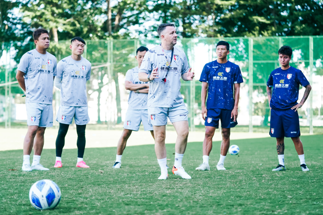 中华男足英籍教头怀特（中）6日在楠梓球场展开集训。（中华足协提供）