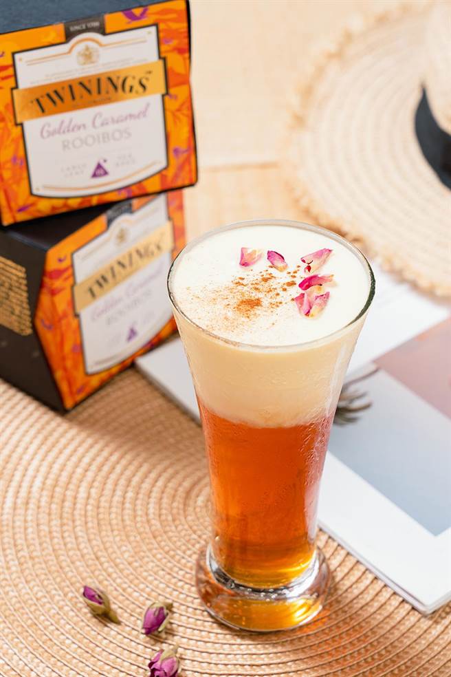 「诸罗傍日」是以「琥珀焦糖博士茶」为基底，上层的绵密奶泡以及肉桂粉点缀，让整体更加圆润。(承亿集团提供)