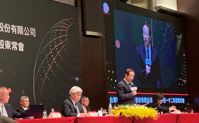 台积电董事长刘德音(站立者)6日幽默答覆缺电疑虑表示，「政府认为电是够的，我们只能相信他！」（资料照片/李娟萍摄）