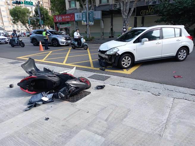 王瞳今天上午在民视大楼前发生车祸，白色车子车头全毁。（民视提供）