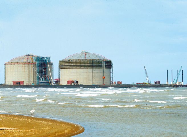 蔡政府设定2025非核家园目标，天然气占比50％。图为观塘液化天然气接收站工地的两座天然气储存槽。（本报资料照片）