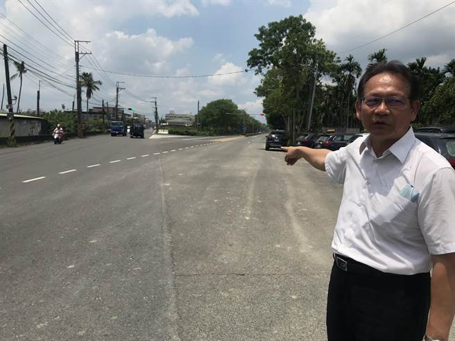 屏科大前车祸频传，居民盼拓宽道路。对此，县府表示，要先做环评。（谢佳潾摄）