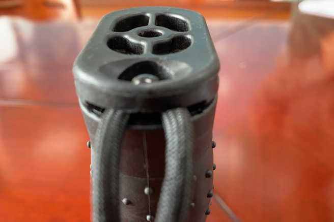 曾引起争议的T75K3手枪绑绳，可能引起无法换弹匣的问题。虽然官方表示绑绳不穿过弹匣，而是从侧边出来(如图)。但是实际操作就会发现，只要绑绳略粗，就会造成弹匣无法卡扣。