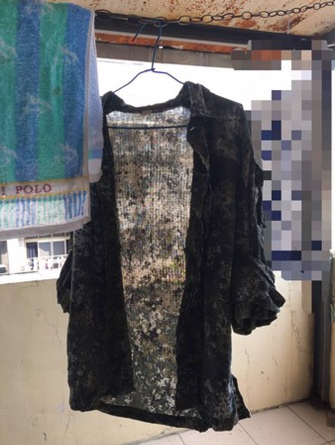 另一个「经典」的国军不合格装备，洗涤几次后变「薄纱」的数位迷彩服。(图/靠北长官脸书)
