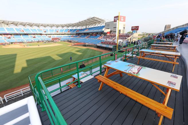 在「大乐放松区FUN ZONE」的木桌区有专属桌子摆放食物，还能点餐，大幅提升看球体验。（Global Mall提供）