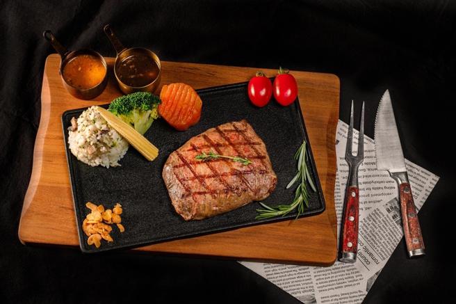 在「大乐放松区FUN ZONE」的木桌区，指定时段扫描桌上QR code点餐，就有专人从Global Mall桃园A19直送到乐天桃猿球场，让你在球场享用慕特牛排，「主厨牛排9盎司」推荐价420元。（Global Mall提供）