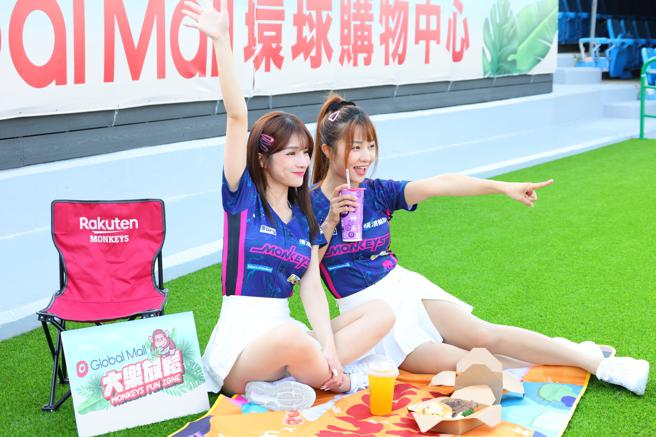在「大乐放松区FUN ZONE」的草坪自由区，或站或坐看球超chill。（Global Mall提供）