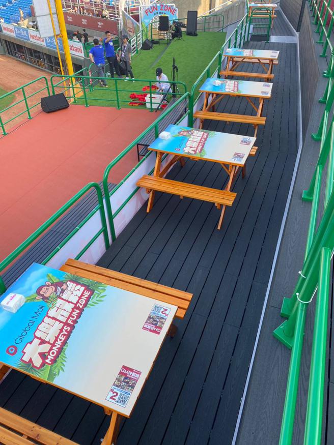 不论是木桌区或草坪自由区（画面左上），都能近距离看到啦啦队在舞台区（画面左方红色区域）表演。