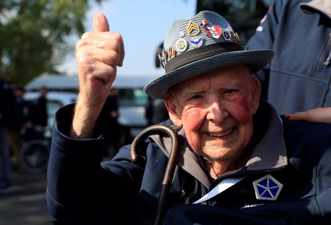 二战美军老兵拉森今年已经100岁，当年参与盟军诺曼第登陆作战。（路透）
