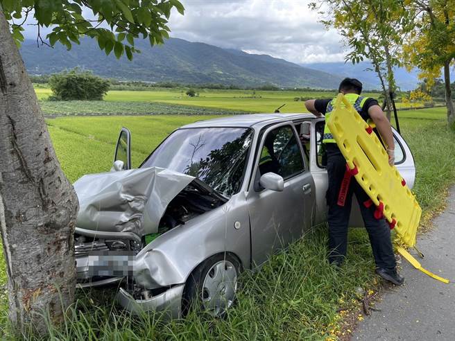 64岁吴姓妇人驾车撞路树，车头变形，她卡在车内。（王志伟翻摄）