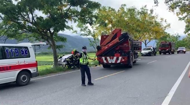 64岁吴姓妇人驾车撞路树，车头变形，警方消防人员到场救援。（王志伟翻摄）