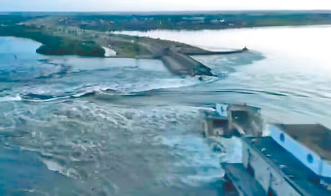 乌克兰南方作战指挥部6日证实位于乌克兰南部赫松州俄国占领区的新卡科夫卡大坝（Nova Kakhovka Dam）遭到攻击并出现一个巨大缺口，涌出大量洪水。（摘自推特）