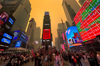 影》橘霾罩頂像末日！紐約「空品全球最糟」 PM2.5超標如吸22根菸